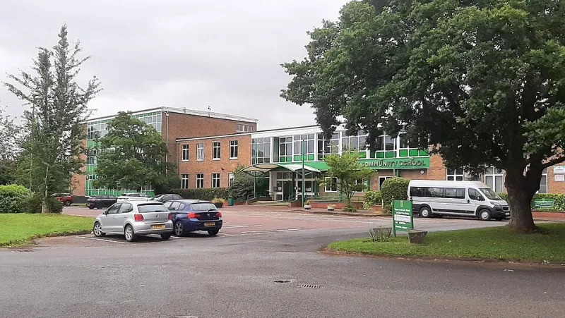 Quando a Escola Sai do Muro: Experiências Brasileiras de Educação que Aprende com a Comunidade