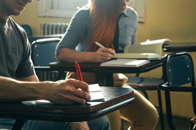 Sete Práticas que Distinguem os Estudantes de Alto Desempenho no Brasil — e Como Qualquer Aluno Pode Adotá-las
